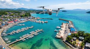 美しい色をした港の上を、ドローンが飛んでいる。