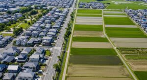 市街化調整区域と市街化区域の境界――農地と住宅地が混在する日本の郊外風景